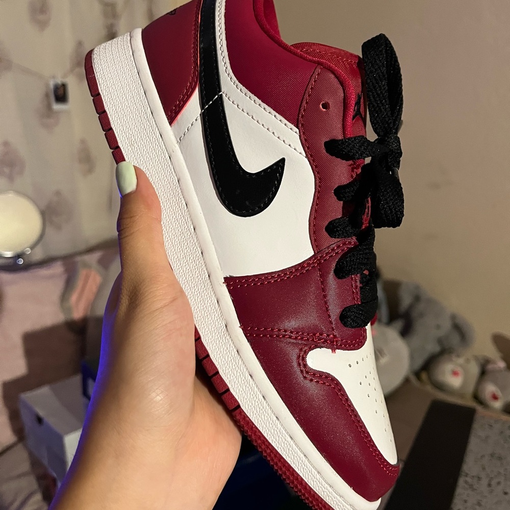 Air Jordan 1 low (GS) kids size 5Y in noble red/black-white